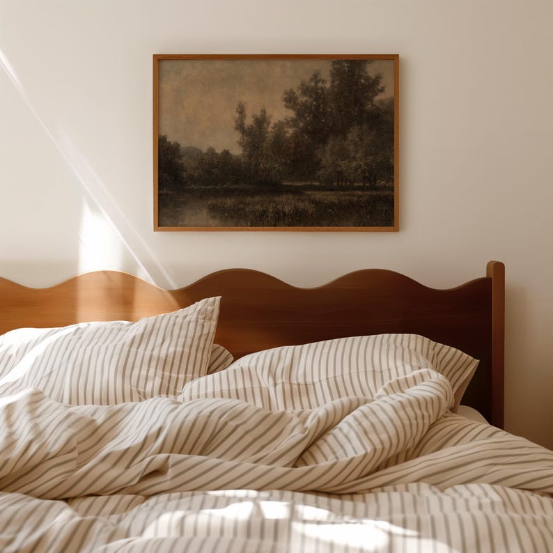 Pu&ograve; includere: Un set di biancheria da letto a righe bianche e grigie con una testiera in legno. La biancheria da letto &egrave; stropicciata e la testiera ha un design ondulato. Un dipinto di paesaggio incorniciato &egrave; appeso sopra il letto.