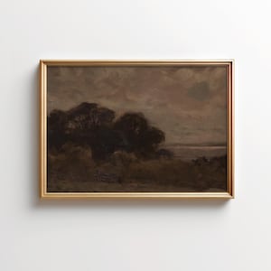 Puede incluir: Una pintura enmarcada de un paisaje con árboles oscuros en primer plano y una masa de agua en la distancia. El cielo es de un gris apagado con toques de rosa y naranja.