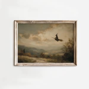 Puede incluir: Una pieza de arte mural rectangular enmarcada que presenta una pintura al óleo de la silueta de una figura con sombrero puntiagudo volando sobre una escoba a través de un paisaje nublado y apagado con colinas y árboles en tonos marrón, beige y gris.