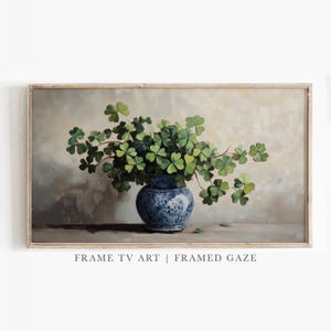 Puede incluir: Una pintura de un jarrón de porcelana azul y blanco lleno de hojas verdes de trébol.