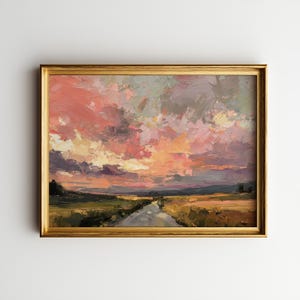 Puede incluir: Pintura al óleo de una puesta de sol con un camino que se adentra en la distancia. El cielo está lleno de nubes rosas, naranjas y grises. La obra está enmarcada en oro, añadiendo un toque de elegancia.