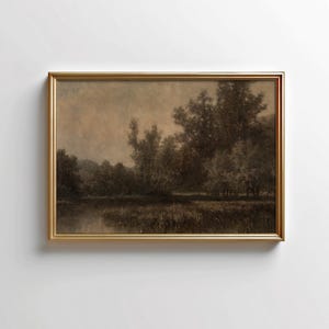 Pu&ograve; includere: Un dipinto di paesaggio incorniciato che rappresenta una scena di bosco con un fiume in primo piano. Il dipinto &egrave; realizzato in toni tenui di marrone e grigio, creando un senso di tranquillit&agrave; e pace.