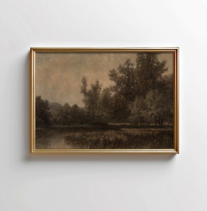 Pu&ograve; includere: Un dipinto di paesaggio incorniciato che rappresenta una scena di bosco con un fiume in primo piano. Il dipinto &egrave; realizzato in toni tenui di marrone e grigio, creando un senso di tranquillit&agrave; e pace.