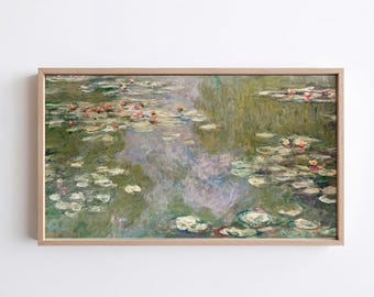Puede incluir: Una impresión rectangular enmarcada que presenta una pintura impresionista de un estanque lleno de nenúfares verdes y pequeñas flores rosas. La superficie del agua muestra suaves reflejos de luz en tonos azules, púrpuras y verdes apagados.