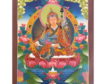 Puede incluir: Una pintura vibrante y detallada de una figura sentada con vestimenta tradicional, sobre un fondo de cielo azul y un paisaje exuberante. La figura está adornada con un halo dorado y patrones intrincados, rodeada de flores de loto rosas y nubes.