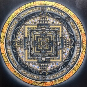 Puede incluir: Un mandala con un dise&ntilde;o geom&eacute;trico negro y dorado rodeado por un borde amarillo y naranja con texto en un idioma extranjero.