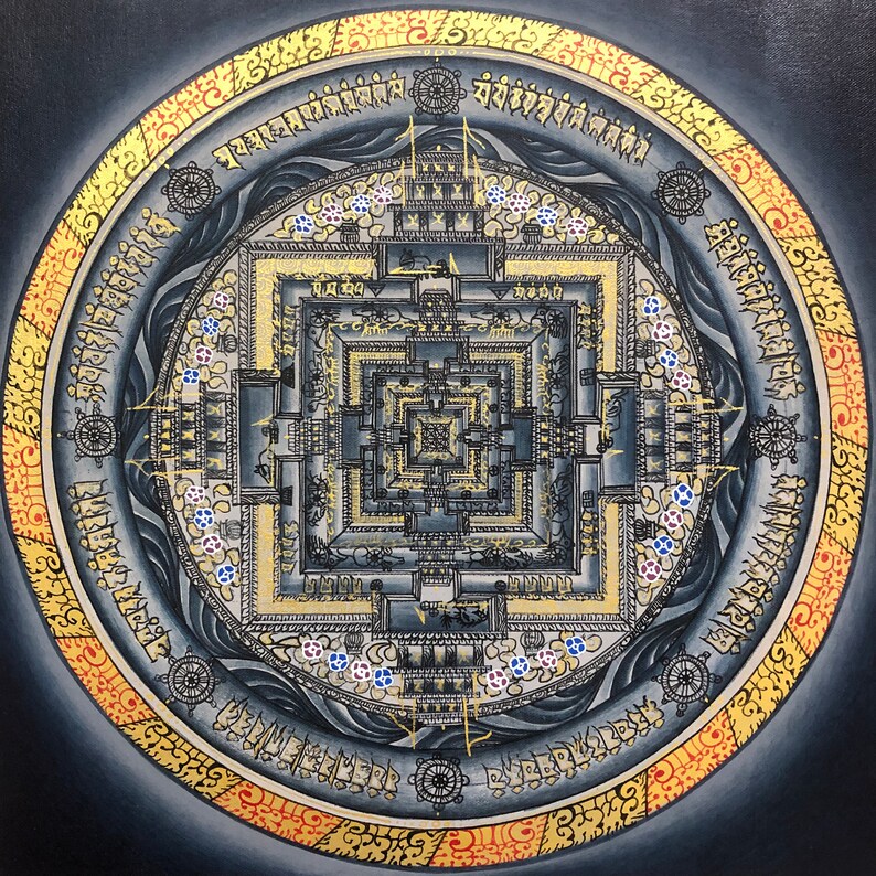 Puede incluir: Un mandala con un dise&ntilde;o geom&eacute;trico negro y dorado rodeado por un borde amarillo y naranja con texto en un idioma extranjero.