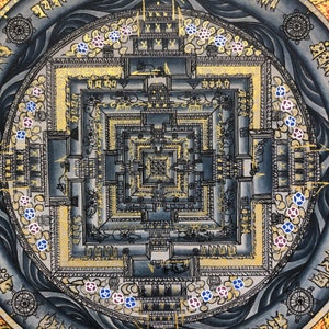 Puede incluir: Un mandala detallado con un dise&ntilde;o geom&eacute;trico en negro y dorado. El mandala est&aacute; rodeado por un borde azul oscuro con acentos blancos y dorados. El mandala est&aacute; decorado con peque&ntilde;as flores de colores.