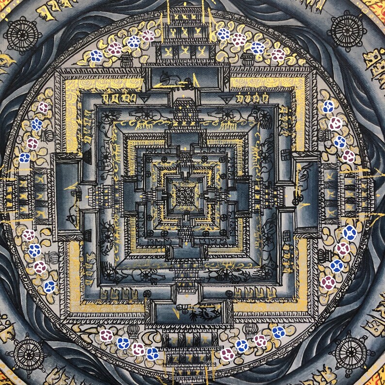 Puede incluir: Un mandala detallado con un dise&ntilde;o geom&eacute;trico en negro y dorado. El mandala est&aacute; rodeado por un borde azul oscuro con acentos blancos y dorados. El mandala est&aacute; decorado con peque&ntilde;as flores de colores.