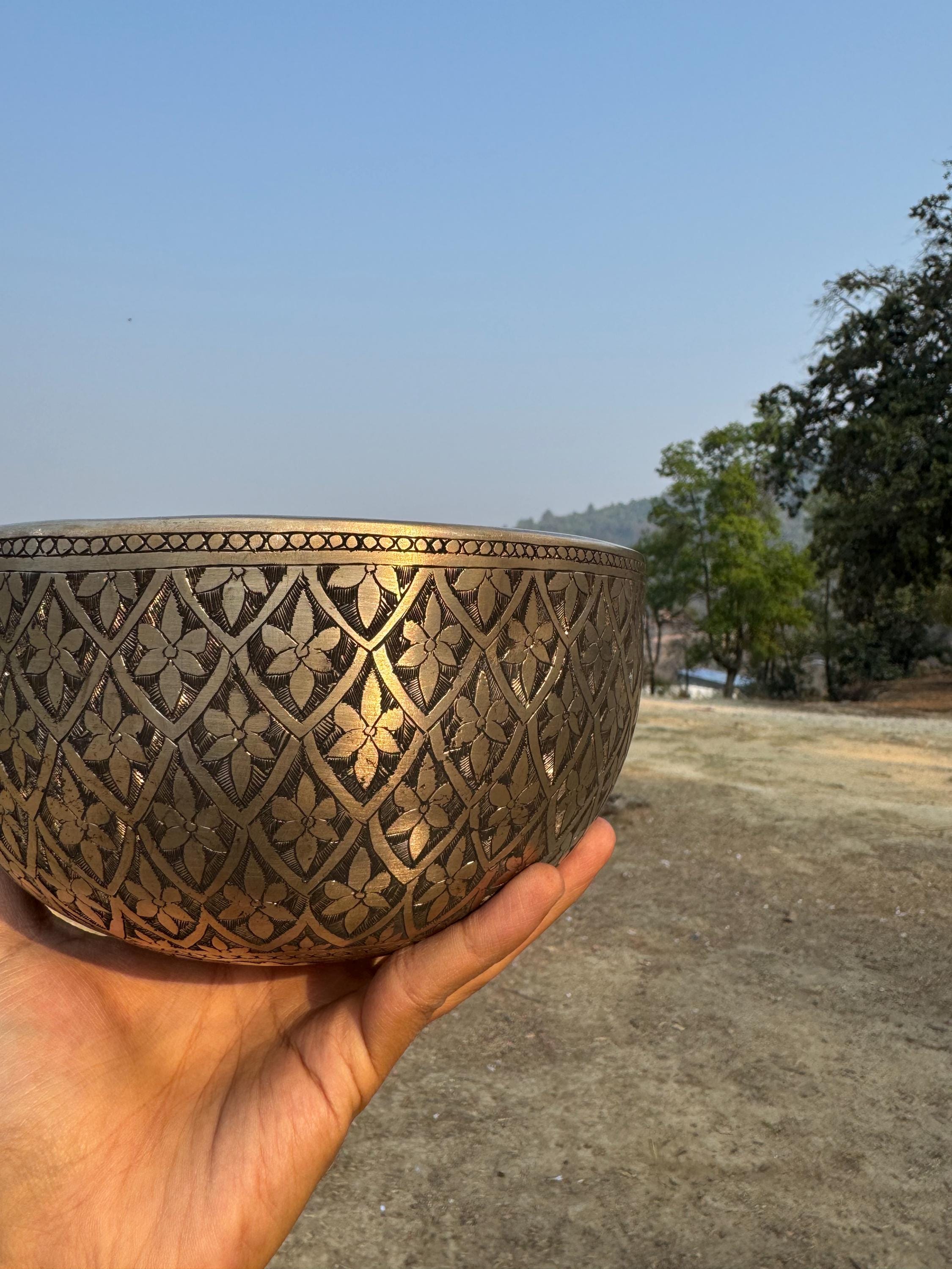 細部まで彫刻された手彫りのヴィンテージ チベット シンギング ボウル 