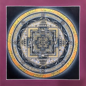 Puede incluir: Un mandala negro y dorado con detalles intrincados y un patr&oacute;n cuadrado en el centro. El mandala est&aacute; rodeado por un c&iacute;rculo de texto en amarillo y naranja.