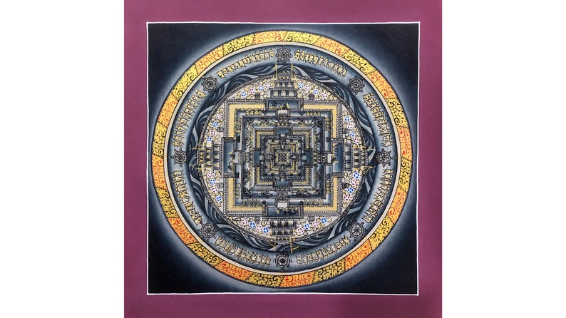Puede incluir: Un mandala negro y dorado con detalles intrincados y un patr&oacute;n cuadrado en el centro. El mandala est&aacute; rodeado por un c&iacute;rculo de texto en amarillo y naranja.