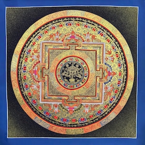 Puede incluir: Una detallada impresión artística de mandala circular con un diseño complejo. La obra de arte presenta tonos dorados, rojos y azules, con patrones y figuras intrincados. El mandala está sobre un fondo negro y enmarcado por un borde azul.
