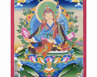 Puede incluir: Una colorida pintura thangka que representa una figura central sentada en posición de meditación sobre un trono de loto. La figura viste túnicas ornamentadas azules y rojas, sostiene un bastón de tridente y está rodeada de motivos florales.