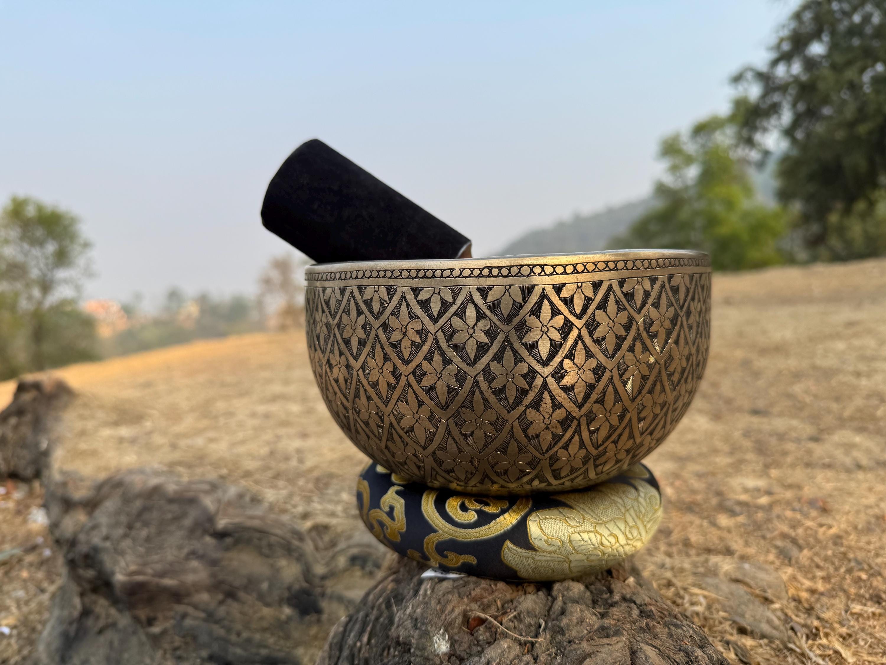 細部まで彫刻された手彫りのヴィンテージ チベット シンギング ボウル 
