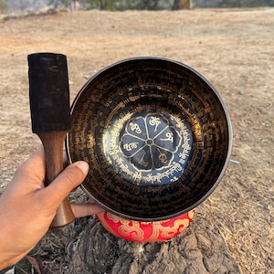 Om Mantra Carved Singing Bowl, Tibetan Meditation Bowl for Deep Vibration, Perfect for Meditation and Sound Healing