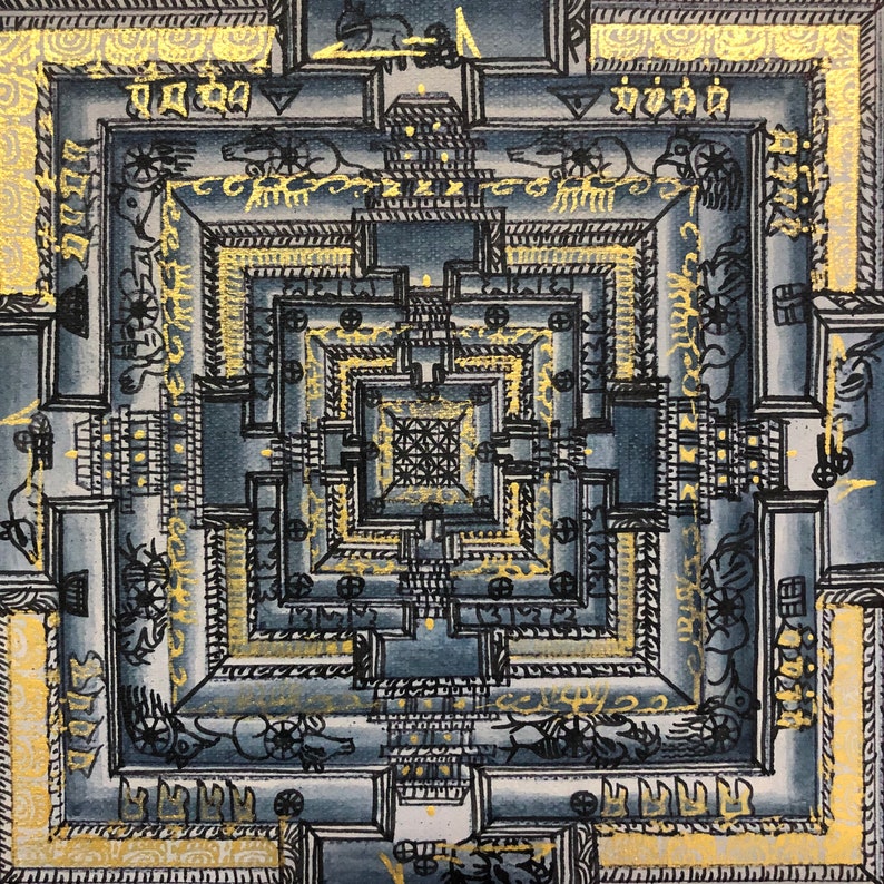 Puede incluir: Un dise&ntilde;o de mandala detallado con forma cuadrada y patrones intrincados en negro y dorado. El mandala est&aacute; rodeado por un borde dorado y negro.