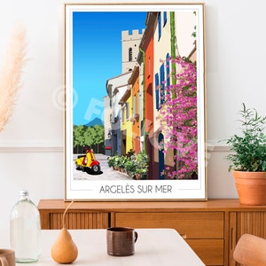 Könnte beinhalten: Eine farbenfrohe Illustration einer Straßenszene in Argelès-sur-Mer, Frankreich. Das Bild zeigt einen gelben Roller, der in der Straße geparkt ist, farbenfrohe Gebäude und eine üppige grüne Rebe mit rosa Blüten.
