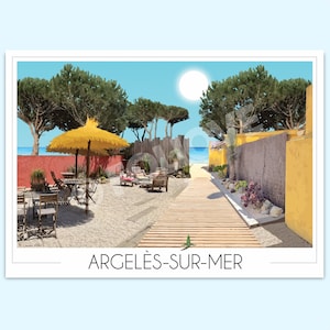Könnte beinhalten: Eine Postkarte mit einer farbenfrohen Illustration einer Strandszene mit einem Holzsteg, der zum Meer führt. Die Szene zeigt einen gelben Sonnenschirm, Tische und Stühle sowie eine grüne Eidechse. Der Text "ARGELÈS-SUR-MER" ist unten auf der Postkarte gedruckt.