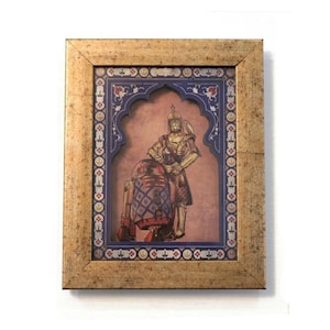 Peut inclure: Une estampe encadrée d'une peinture représentant une personne en costume doré debout dans une porte avec une arche à motifs bleus et dorés. La personne tient un tissu à motifs bleus et rouges.