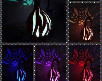 Lámpara nocturna decorativa PAVO REAL hecha a mano con calabaza natural. Multicolor y original.