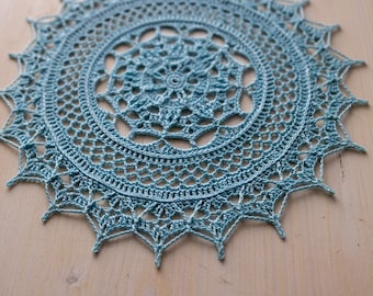 Tapete de crochet azul, 25 cm, tapete Leilani diseñado por Ramalakshmi Pasumarthy