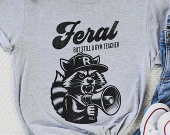 Camiseta salvaje, camiseta divertida de mapache, camiseta humorística de profesor de gimnasia, camiseta sarcástica de profesor, camiseta vintage de la era salvaje, regalo divertido, camiseta de profesor salvaje