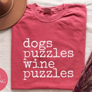 パズル好きのシャツ、犬のパズルとワインのシャツ、面白いパズルギフト、ジグソーパズル好きのTシャツ、パズル好きにぴったり、彼女や彼へのギフト