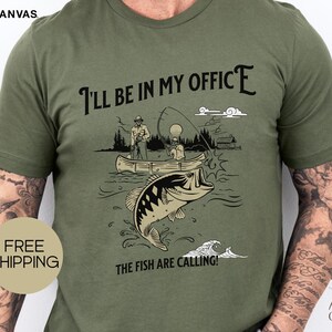 彼への釣りギフト、「オフィスで釣り」シャツ、おもしろオフィスウェア、釣り好きシャツ、釣り人Tシャツ、退職記念Tシャツ