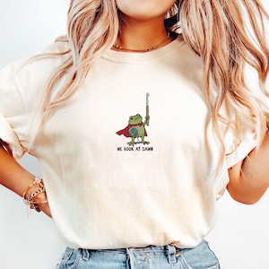 Funny Crochet Frog Shirt, Crocheter Gift Tee, Yarn Lover T-shirt, Craft Humor Apparel, Crochet Lover Gift, Crochet Life, Medieval Toad 画像 2
