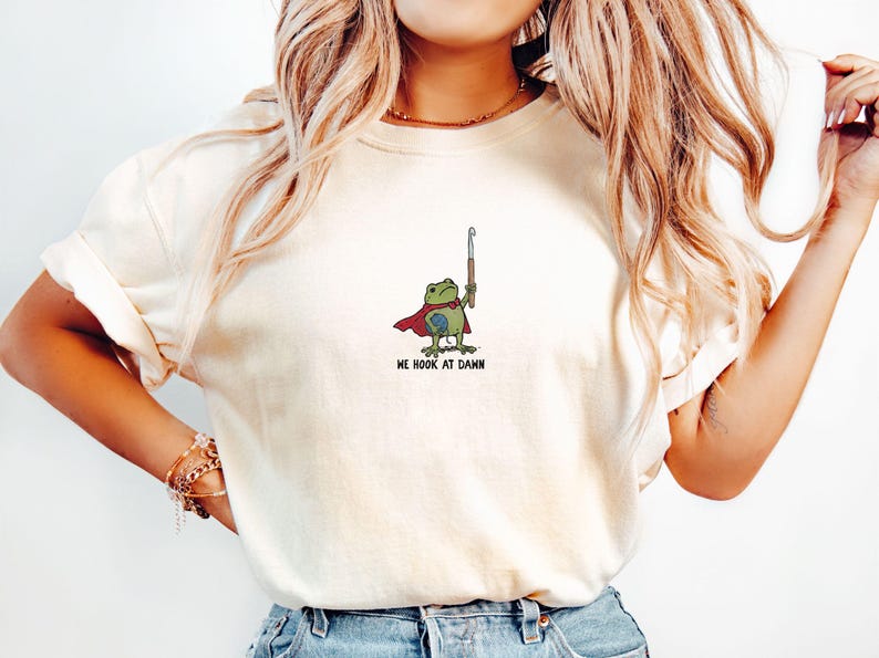 Funny Crochet Frog Shirt, Crocheter Gift Tee, Yarn Lover T-shirt, Craft Humor Apparel, Crochet Lover Gift, Crochet Life, Medieval Toad 画像 2