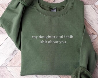 Sudadera bordada divertida, suéter sarcástico, mi hija y yo hablamos mierda, regalo para ella y él, sudadera con frase humorística, suéter de moda