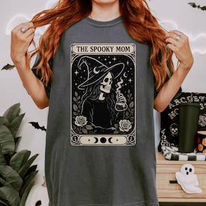 Maglietta "La mamma spettrale", maglietta divertente per Halloween, maglietta con colori stregoneschi e confortevoli, regalo di Halloween gotico, maglietta autunnale con tarocchi per mamme