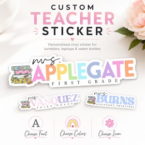 Puede incluir: Pegatinas de vinilo personalizadas con nombres y niveles escolares en tipografía colorida y negrita. Cada pegatina incluye una pequeña ilustración de una pila de libros. El texto dice Mrs. Applegate First Grade, Ms. Vasquez Third Grade y Mrs. Burns Assistant Principal.