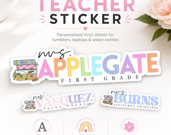 Puede incluir: Pegatinas de vinilo personalizadas con nombres y niveles escolares en tipografía colorida y negrita. Cada pegatina incluye una pequeña ilustración de una pila de libros. El texto dice Mrs. Applegate First Grade, Ms. Vasquez Third Grade y Mrs. Burns Assistant Principal.