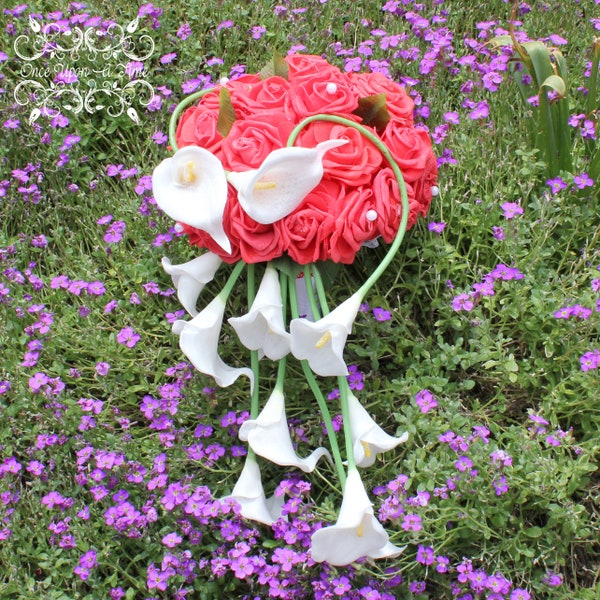 Bouquet de mariée tombant roses et arums artificiels (Création Once Upon A Time !) - Mariage