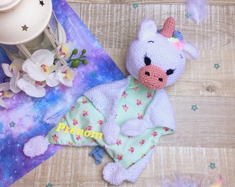 Doudou licorne pour bébés ou jeunes enfants personnalisé avec le prénom de l'enfant. - Cadeau naissance, baptême, anniversaire...