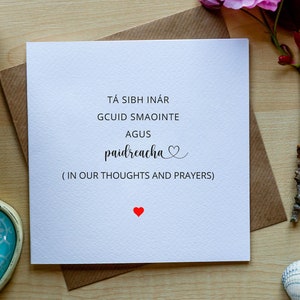 Carte de sympathie, carte pour un ami, carte irlandaise pour une personne perdue, carte Gaeilge pour le deuil. Dans nos pensées et nos prières.