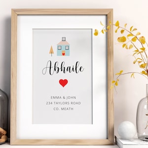 Może przedstawiać: Wydruk w ramie z ilustracją domu, drzewem i czerwonym sercem. Tekst głosi "Abhaile" kursywą, a następnie "Emma & John, 234 Taylors Road, Co. Meath".