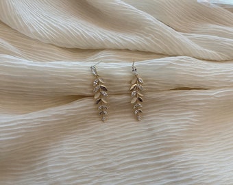 Korean Style Gorgeous Earring with Golden Shining Leaves