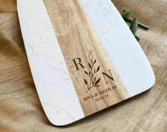 Personalizowana deska do serwowania z uchwytem, monogramowana, personalizowana deska do serów jako prezent zaręczynowy, prezent na wieczór panieński, prezent dla nowożeńców