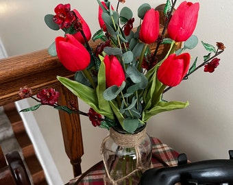 Tulipani rossi di seta e fiori di vetro in vaso di spago