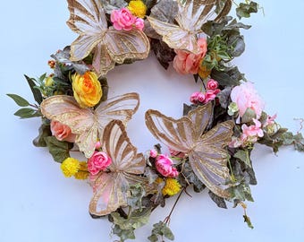 Corona de mariposas primaverales: corona floral rosa y amarilla para puerta con mariposas doradas, elegante decoración para jardín, puerta principal o pared.