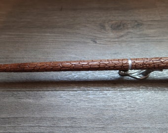 Varita tallada a mano de brujas o magos. Tallado en piel de serpiente o escamas de cocodrilo. Fabricado en madera de nogal. Varita inspirada en la película.