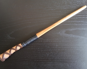 Varita tallada a mano de brujas o magos. Varita mágica hecha de madera de fresno y tulipán. Varita inspirada en la película.
