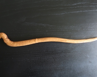 Varita tallada a mano de brujas o magos. Mango de pájaro con hoja ondulada. Tallado en roble. Varita inspirada en la película.