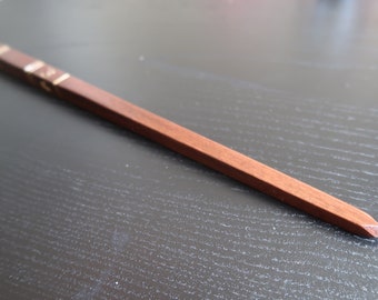 Varita tallada a mano de brujas o magos. Una elegante varita cuadrada con símbolos enoquianos y detalles dorados. Hecho de Katalox. Varita inspirada en la película.