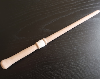 Varita tallada a mano de brujas o magos. Una varita sencilla para principiantes. Fabricado en madera de nogal. Varita inspirada en la película.