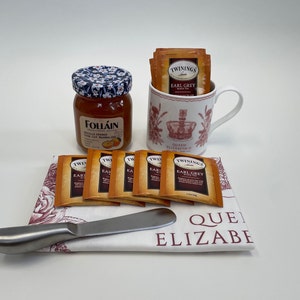 Queen Elizabeth II Commemorative Mug, Twinings Earl Grey Tea, Commemorative Tea Towel, Orange Marmalade & Spreader Gift Set