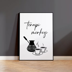 Peut inclure: Illustration en noir et blanc d'une cafeti&egrave;re turque et de deux tasses de caf&eacute; avec de la vapeur qui s'en &eacute;chappe. Le texte "Terapi merkezi" est &eacute;crit en cursive au-dessus de la cafeti&egrave;re.